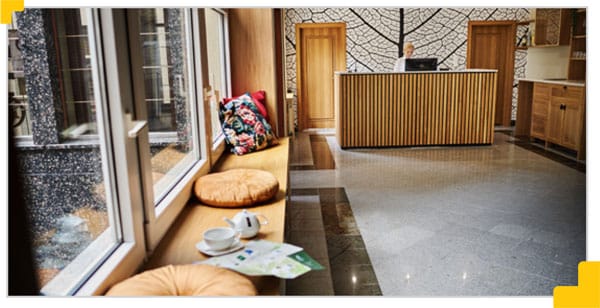 Smart Hotel Rooms: Wired vs. Wireless? How to Choose the Best Automation Architecture