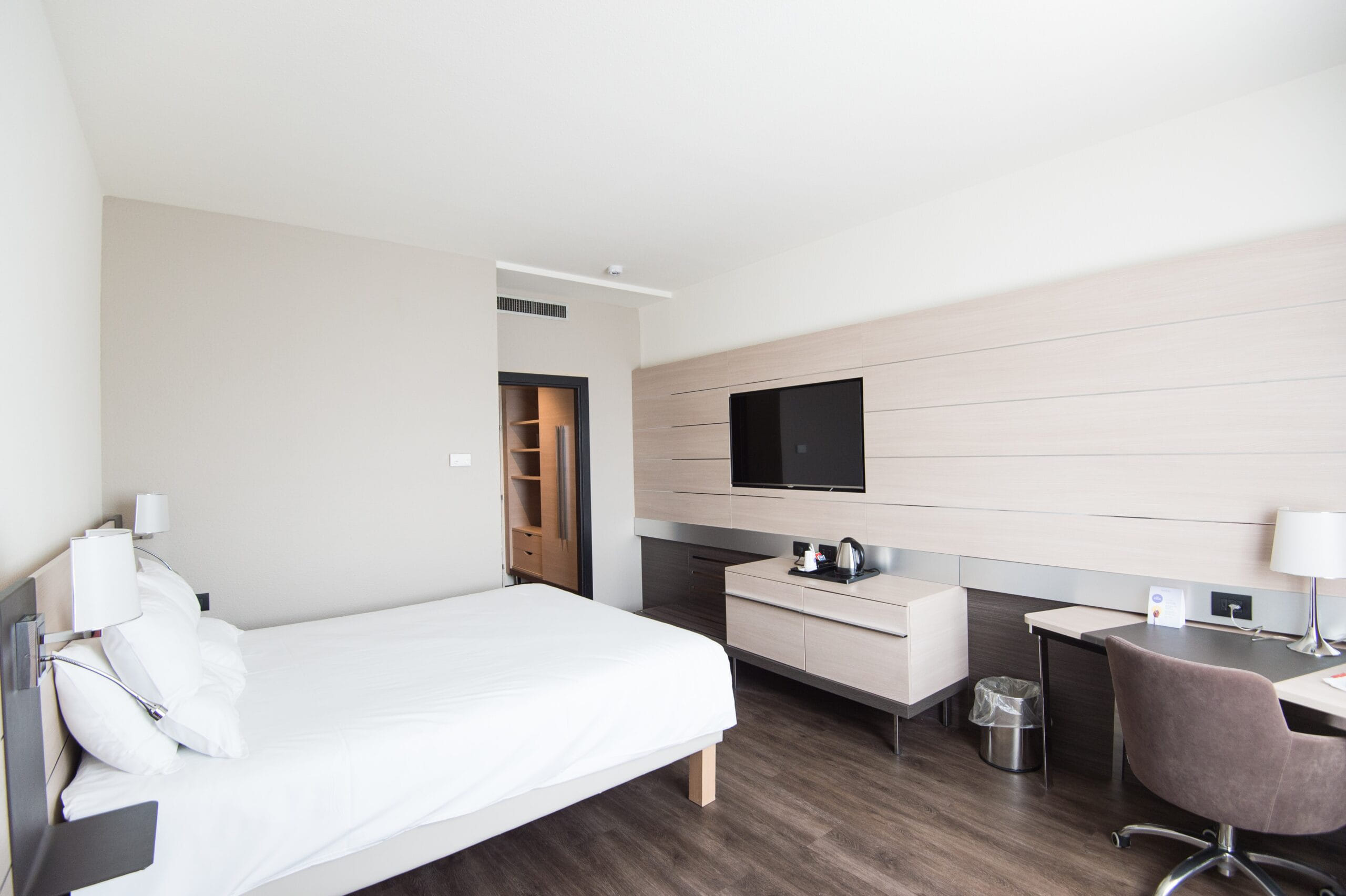 Nowoczesny telewizor hotelowy w pokoju — Smart TV z trybem hotelowym, IPTV i dostępem do platform streamingowych dla gości