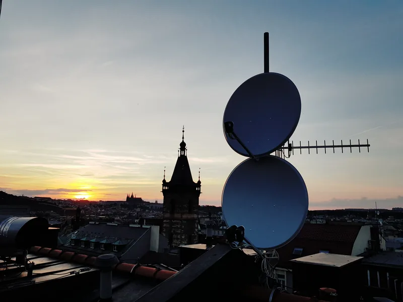 Antena satelitarna hotelowej instalacji IPTV o zachodzie słońca