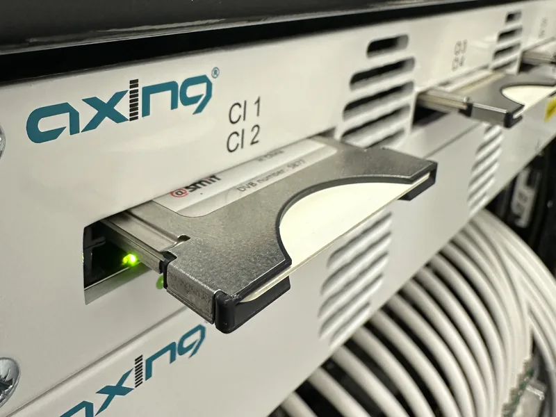 Stacja czołowa IPTV — moduły Axing z kartami dostępu warunkowego CI