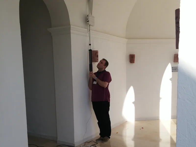 Pomiar sieci WiFi w zabytkowym obiekcie hotelowym — symulacja montażu access pointa