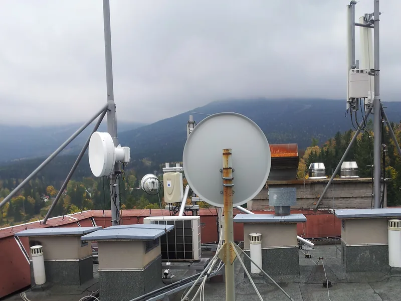 Instalacja anten satelitarnych i stacji czołowej na dachu obiektu hotelowego