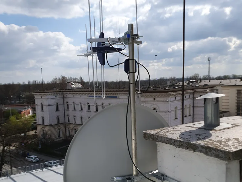 Współczesna instalacja antenowa hotelowego systemu IPTV na dachu budynku